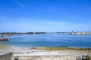 Beach nearby - Holiday Home 'Villa Les Pieds Dans L'eau' with Sea View, Private Terrace and Wi-Fi (Loctudy)