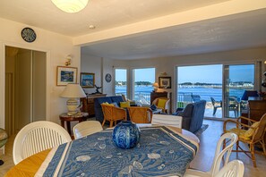 Interior - Holiday Home 'Villa Les Pieds Dans L'eau' with Sea View, Private Terrace and Wi-Fi (Loctudy)