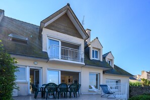 Exterior - Holiday Home 'Villa Les Pieds Dans L'eau' with Sea View, Private Terrace and Wi-Fi (Loctudy)