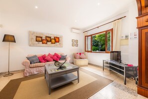 TV, table tennis - Country House 'Can Tiro' with Private Pool, Wi-Fi and Air Conditioning (Illes Balears)