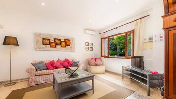 Een televisie en een tafeltennistafel