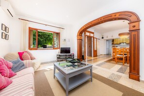 TV, table tennis - Country House 'Can Tiro' with Private Pool, Wi-Fi and Air Conditioning (Illes Balears)