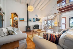 TV, fireplace - Chalet 'Mariti' with Sea View, Private Terrace and Wi-Fi (Mont-ral)