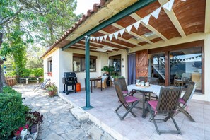 Outdoor dining - Chalet 'Mariti' with Sea View, Private Terrace and Wi-Fi (Mont-ral)