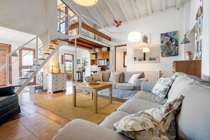 TV, fireplace - Chalet 'Mariti' with Sea View, Private Terrace and Wi-Fi (Mont-ral)