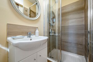Bathtub, free toiletries, hair dryer, towels - Chalet 'Mariti' with Sea View, Private Terrace and Wi-Fi (Mont-ral)