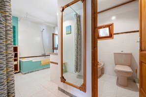 Bathtub, free toiletries, hair dryer, towels - Chalet 'Mariti' with Sea View, Private Terrace and Wi-Fi (Mont-ral)