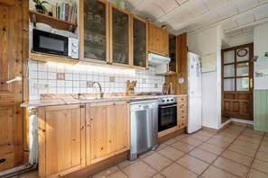 Een koelkast, een magnetron, een oven, een kookplaat