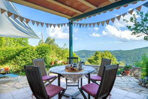 Outdoor dining - Chalet 'Mariti' with Sea View, Private Terrace and Wi-Fi (Mont-ral)