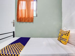 Desk, laptop workspace, free WiFi, bed sheets - SPOT ON 92490 Casa Homestay Syariah (Kendal)