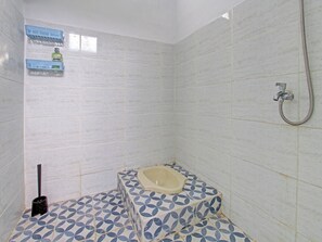 Basic-Zweibettzimmer | Badezimmer | Dusche, Handtücher