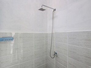 Basic Twin Room | Bathroom | Shower, towels - SPOT ON 92490 Casa Homestay Syariah (Kendal)