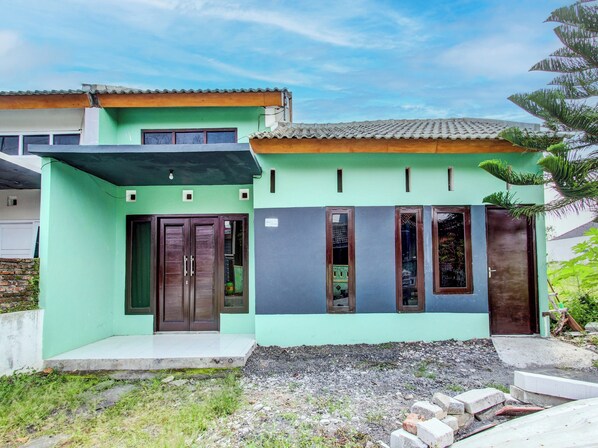 Front of property - SPOT ON 92490 Casa Homestay Syariah (Kendal)