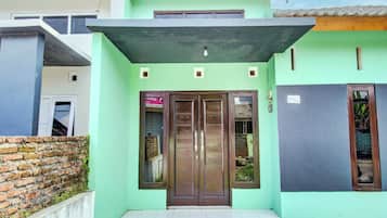 Vista frontal de la propiedad