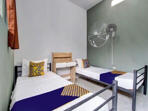 Basic Twin Room | Desk, laptop workspace, free WiFi, bed sheets - SPOT ON 92490 Casa Homestay Syariah (Kendal)