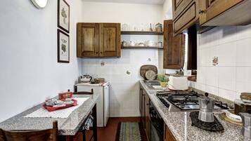 Kylskåp, mikrovågsugn, ugn och spishäll