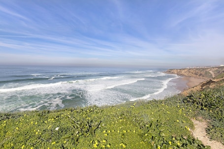 Beach nearby. Studio Apartment 'Estúdio Alto Da Praia' with Sea View, Shared Pool and Wi-Fi