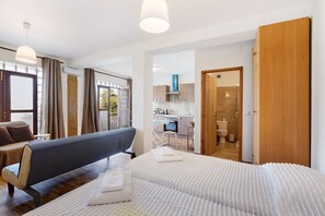 Free WiFi, bed sheets - Studio Apartment 'Estúdio Alto Da Praia' with Sea View, Shared Pool and Wi-Fi (Colares)