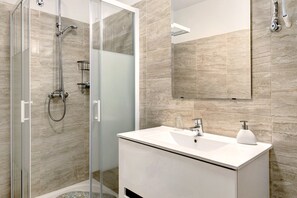 Ducha, secador de pelo y toallas
