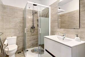 Shower, hair dryer, towels - Studio Apartment 'Estúdio Alto Da Praia' with Sea View, Shared Pool and Wi-Fi (Colares)