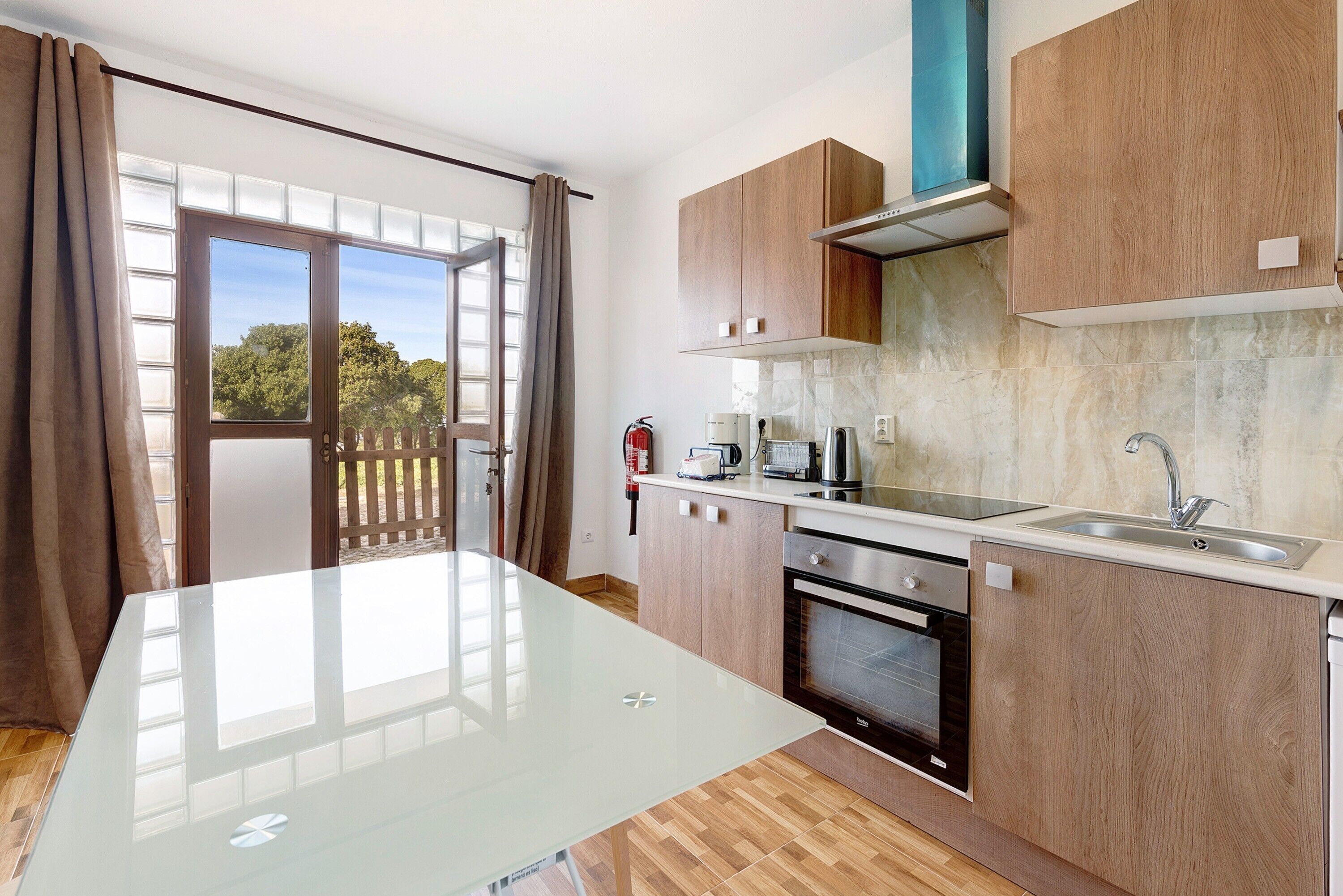 Kylskåp, mikrovågsugn, ugn och spishäll