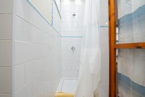 Een douche, een haardroger, handdoeken