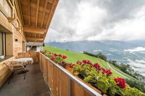 Outdoor dining - Apartment 'Waldes Duft - Patleidhof' with Mountain View and Private Sauna on the Balcony (Naturns)