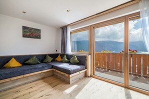 TV, ping pong - Apartment 'Waldes Duft - Patleidhof' with Mountain View and Private Sauna on the Balcony (Naturns)