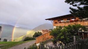 Property grounds - Apartment 'Waldes Duft - Patleidhof' with Mountain View and Private Sauna on the Balcony (Naturns)