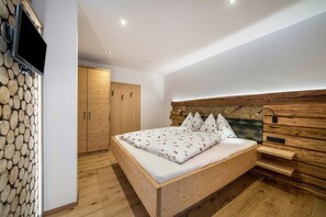 2 bedrooms, iron/ironing board, free WiFi, bed sheets - Apartment 'Waldes Duft - Patleidhof' with Mountain View and Private Sauna on the Balcony (Naturns)