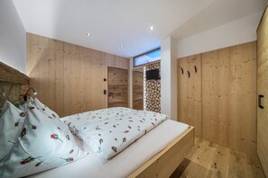 2 bedrooms, iron/ironing board, free WiFi, bed sheets - Apartment 'Waldes Duft - Patleidhof' with Mountain View and Private Sauna on the Balcony (Naturns)