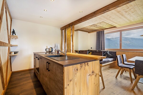 Geladeira, fogão, cooktop, lava-louças