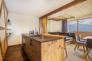 Frigorifero, forno, piano cottura, lavastoviglie