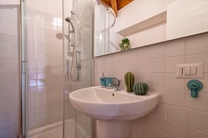 Shower, hair dryer - Vacation Home "Villa Robi" near Beach with Private Terrace & Shared Garden (stintino)
