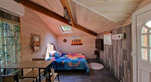 A cozy room with a bed, a desk, and a window. - Studio Apartment "Bassin d'Arcachon" with Private Terrace & Wi-Fi (La Teste-de-Buch)