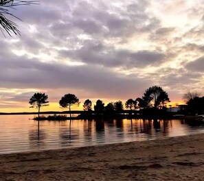 A sunset over a calm body of water with trees silhouetted against the sky. - Studio Apartment "Bassin d'Arcachon" with Private Terrace & Wi-Fi (La Teste-de-Buch)