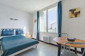 1 bedroom, bed sheets