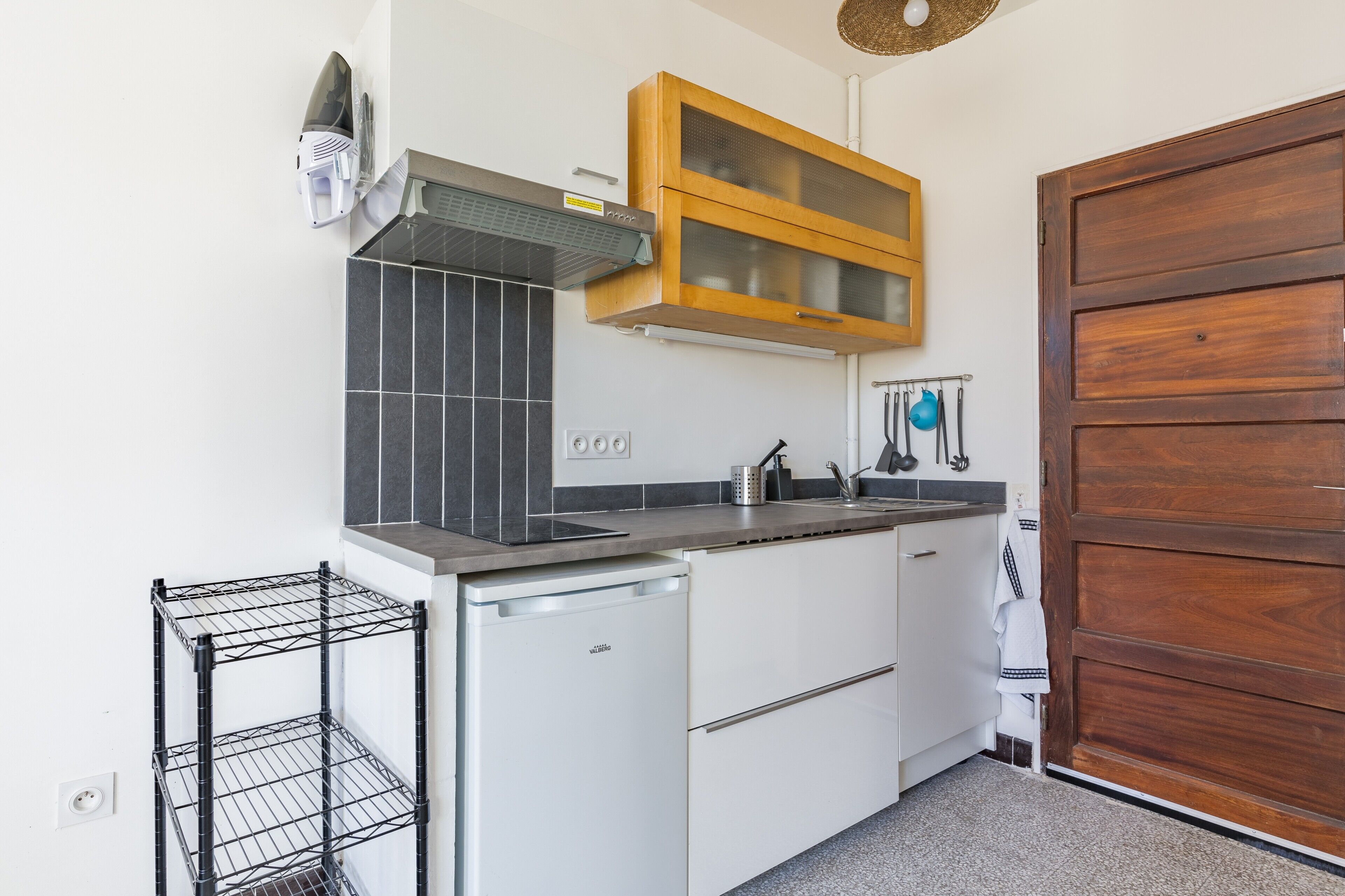 Réfrigérateur, micro-ondes, plaque de cuisson, cafetière/bouilloire