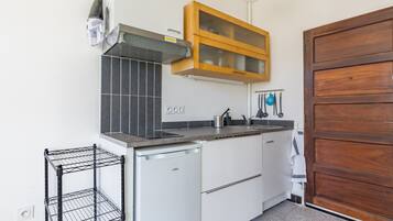Réfrigérateur, micro-ondes, plaque de cuisson, cafetière/bouilloire