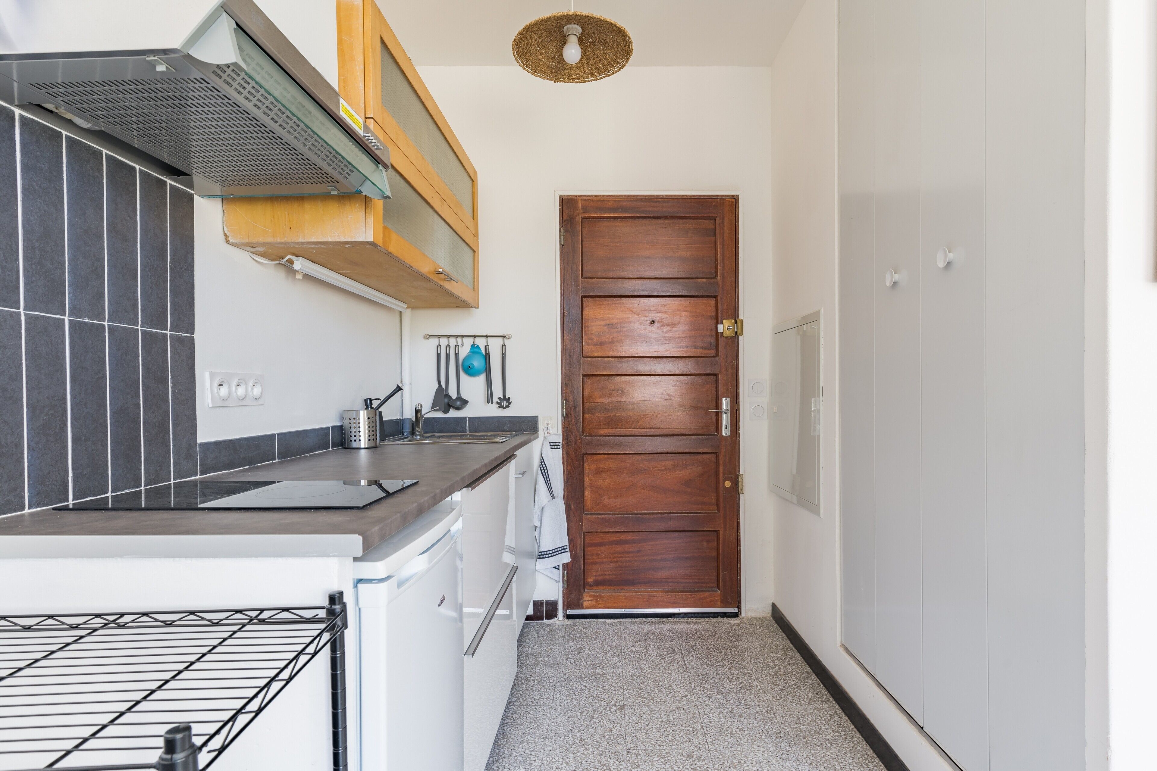 Refrigerador, microondas, placa de cocina, cafetera/tetera