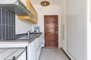 Kylskåp, mikrovågsugn, spishäll och kaffe- och tebryggare