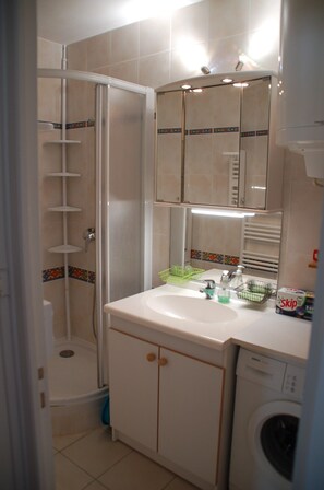 Bruser, hårtørrer, håndklæder