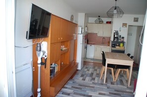 Jääkaappi, mikroaaltouuni, uuni, liesi