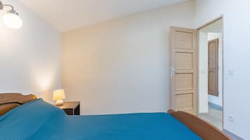2 bedrooms, iron/ironing board