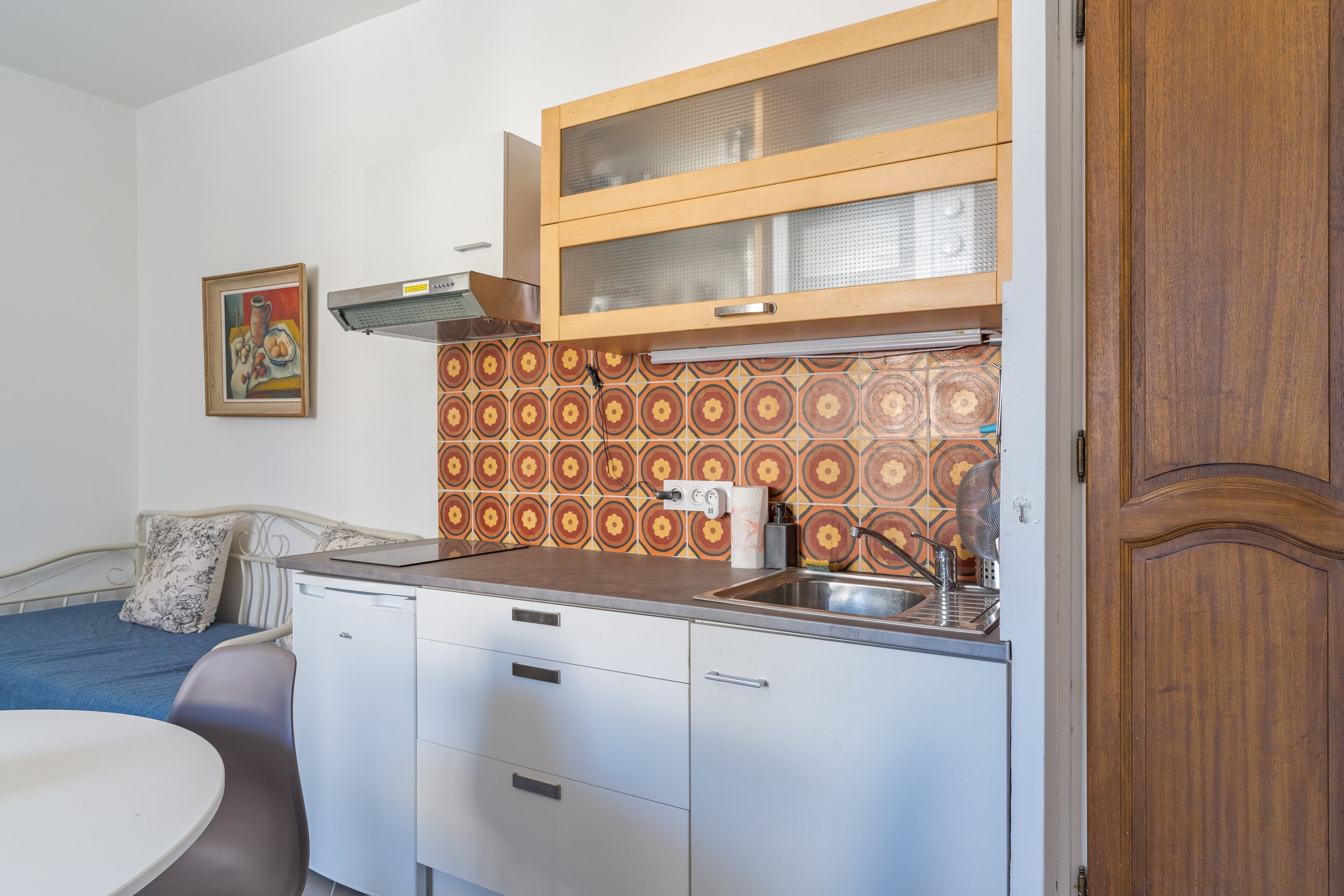 Réfrigérateur, micro-ondes, plaque de cuisson, cafetière/bouilloire