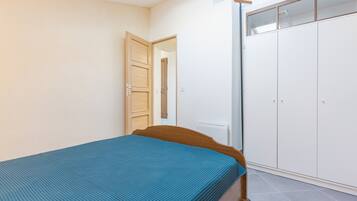 2 habitaciones y tabla de planchar con plancha