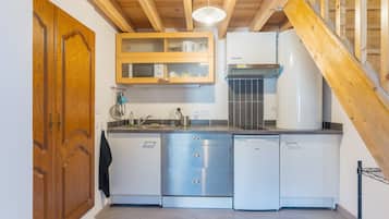 Frigorifero, microonde, piano cottura, macchina per tè/caffè