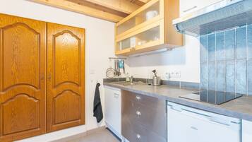 Een koelkast, een microgolfoven, een kookplaat