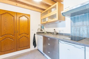 Frigorífico, microondas, placa de cocina y cafetera o tetera