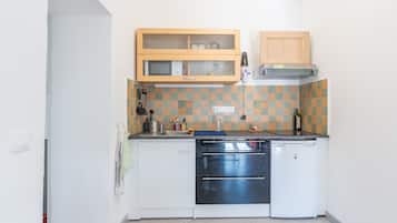 Refrigerador, microondas, parrilla de estufa y cafetera y tetera